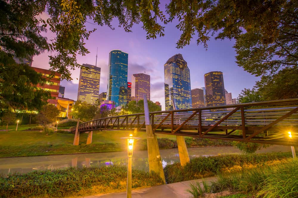 romantic things to do in houston - sunset image of houston skyline as seen from park